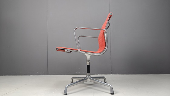 Image 1 of Chaise de bureau vintage Eames For Vitra EA108 Alu Range, années 2000