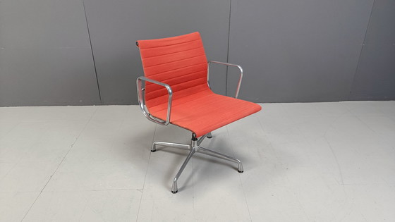 Image 1 of Chaise de bureau vintage Eames For Vitra EA108 Alu Range, années 2000