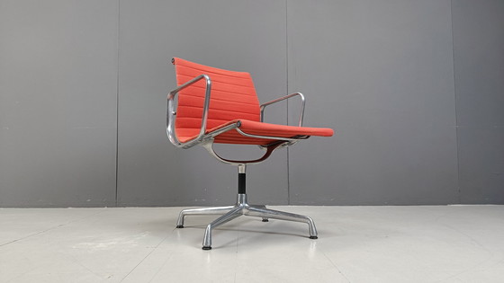 Image 1 of Chaise de bureau vintage Eames For Vitra EA108 Alu Range, années 2000