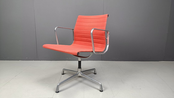 Image 1 of Chaise de bureau vintage Eames For Vitra EA108 Alu Range, années 2000