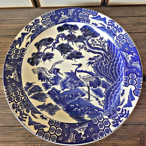 Grande piatto in porcellana asiatica con decoro di uccelli (gru) di colore blu e bianco