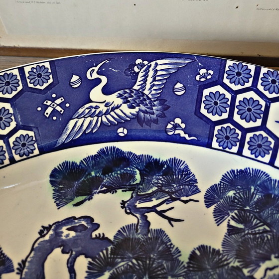Image 1 of Grande piatto in porcellana asiatica con decoro di uccelli (gru) di colore blu e bianco