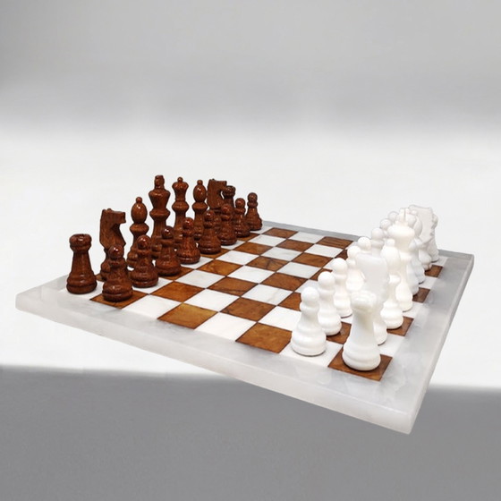 Image 1 of Magnifique jeu d'échecs brun et blanc en albâtre de Volterra, datant des années 1970. Fabriqué à la main en Italie.