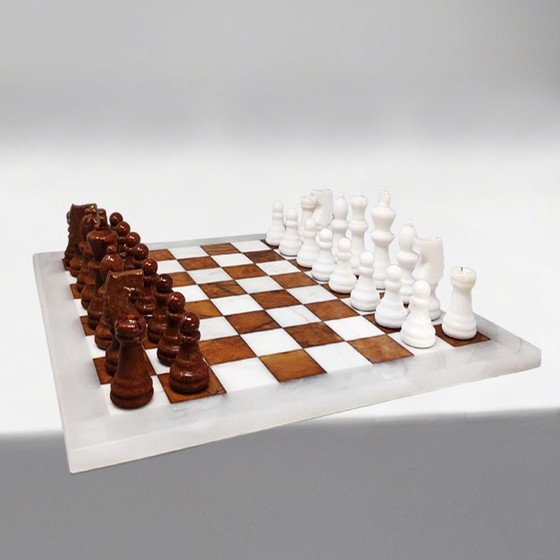 Image 1 of Magnifique jeu d'échecs brun et blanc en albâtre de Volterra, datant des années 1970. Fabriqué à la main en Italie.