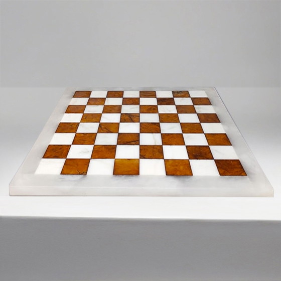 Image 1 of Magnifique jeu d'échecs brun et blanc en albâtre de Volterra, datant des années 1970. Fabriqué à la main en Italie.