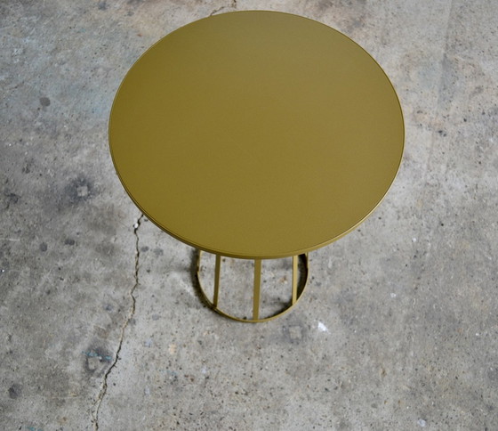 Image 1 of 2 tables d'appoint en métal