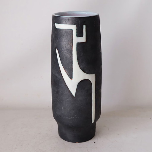 Cor Unum vase by Jan Schuurkes