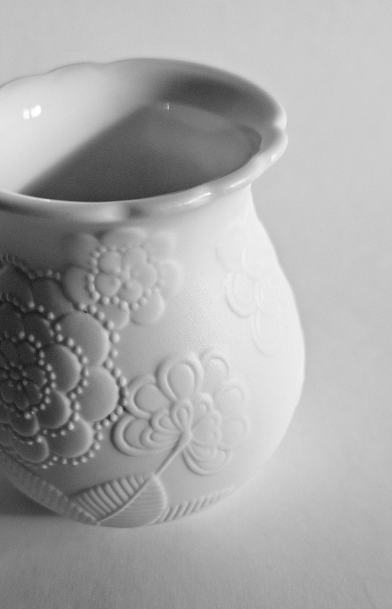 Image 1 of Vaso vintage Ak Kaiser in porcellana biscuit con rilievi floreali