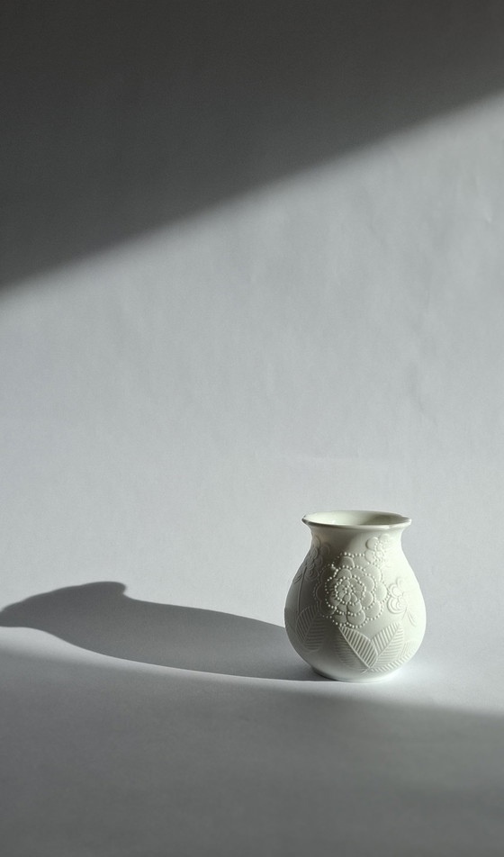 Image 1 of Vaso vintage Ak Kaiser in porcellana biscuit con rilievi floreali