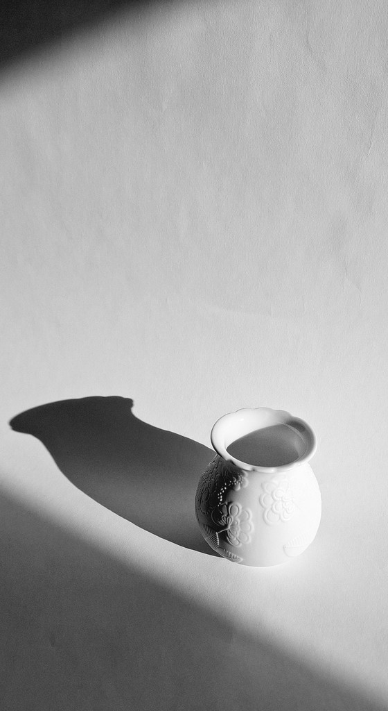 Image 1 of Vaso vintage Ak Kaiser in porcellana biscuit con rilievi floreali