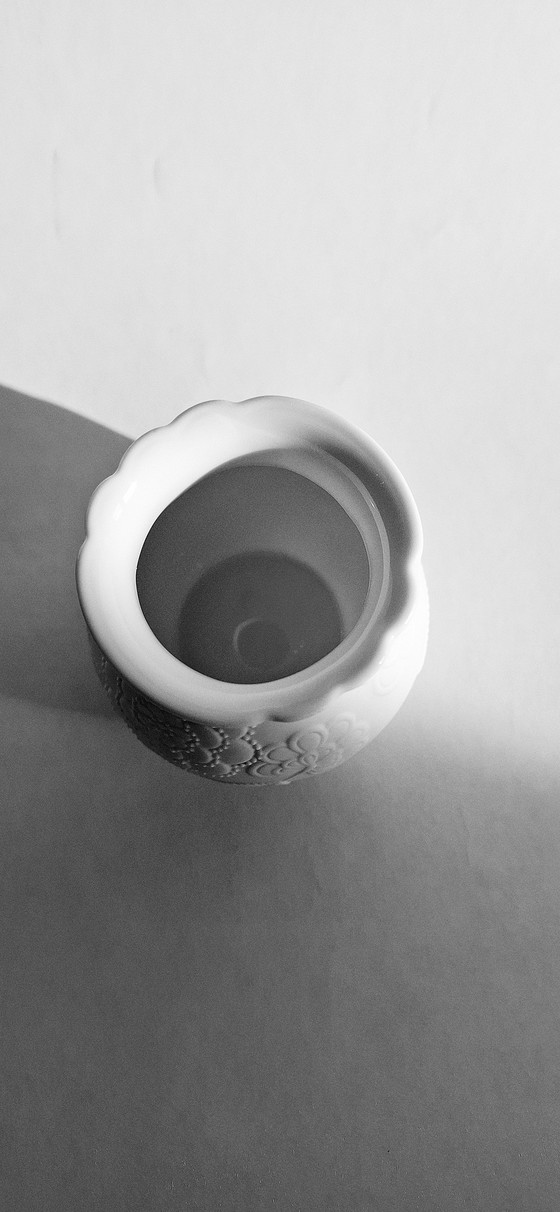 Image 1 of Vaso vintage Ak Kaiser in porcellana biscuit con rilievi floreali