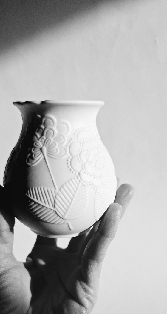 Image 1 of Vaso vintage Ak Kaiser in porcellana biscuit con rilievi floreali