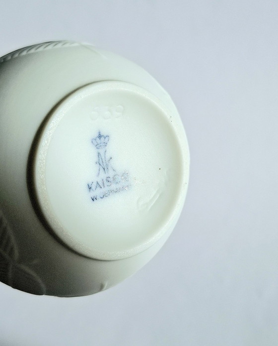 Image 1 of Vaso vintage Ak Kaiser in porcellana biscuit con rilievi floreali