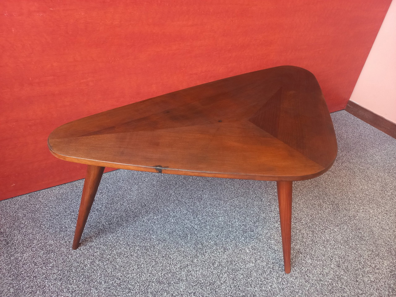 Tavolino da caffè vintage su tre gambe