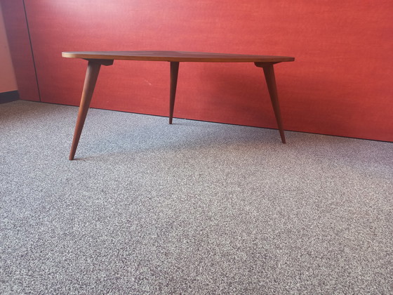 Image 1 of Table basse vintage sur trois pieds