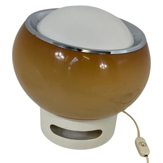 Image 1 of Guzzini - Lampe modèle 'Clan' - Space age design, Italian design, 70's - Base acrylique blanche et abat-jour marron