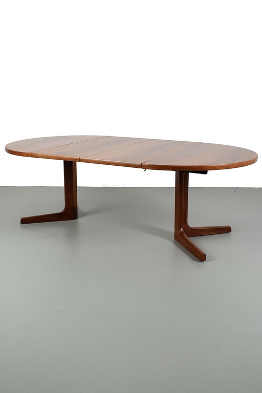 Round/oval teak pull-out table