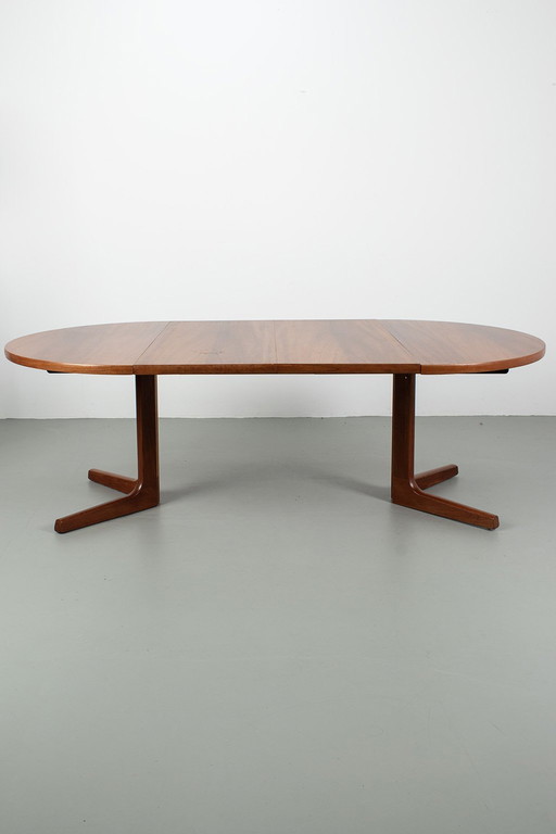 Round/oval teak pull-out table