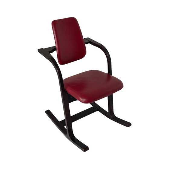 Image 1 of Peter Opsvik - Varier - Actulum - Ergonomically shaped Rocking chair - Red leather upholstery and wooden frame - Multiple in sto