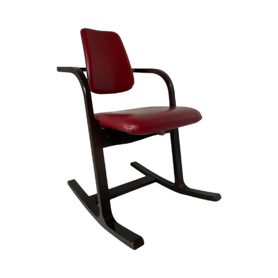 Image 1 of Peter Opsvik - Varier - Actulum - Ergonomically shaped Rocking chair - Red leather upholstery and wooden frame - Multiple in sto