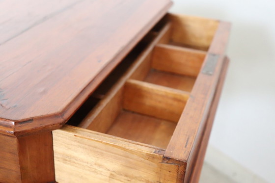 Image 1 of Mesa auxiliar de madera antigua