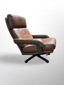 Bellissima poltrona girevole Leolux dal design vintage, realizzata in pelle marrone e struttura in legno.