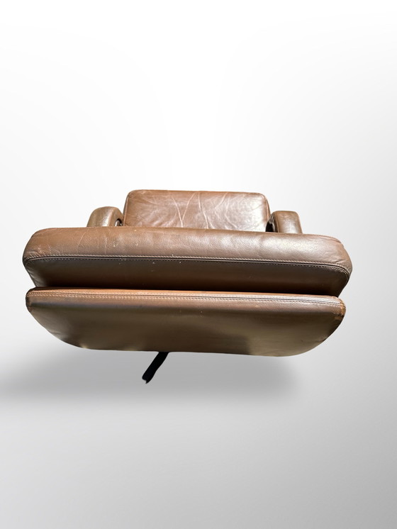 Image 1 of Beautiful vintage design Leolux swivel armchair, finished in brown leather and wooden frame.