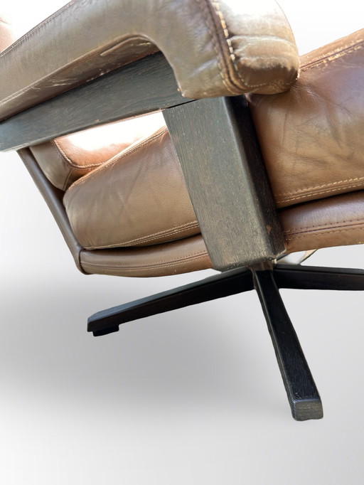 Beautiful vintage design Leolux swivel armchair, finished in brown leather and wooden frame.