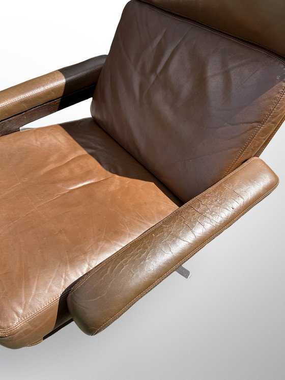 Image 1 of Magnifique fauteuil pivotant Leolux au design vintage, en cuir marron et structure en bois.