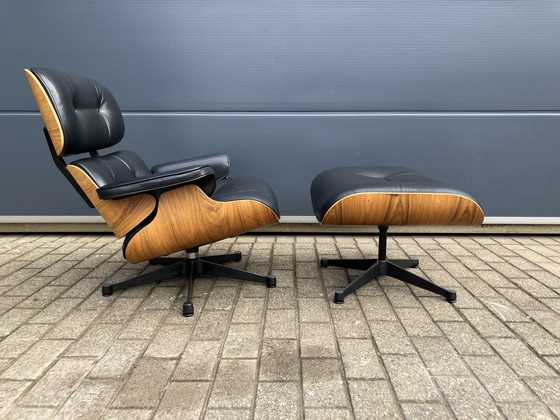 Image 1 of Vitra Eames Lounge chair + Ottoman de 2007, placage de noyer