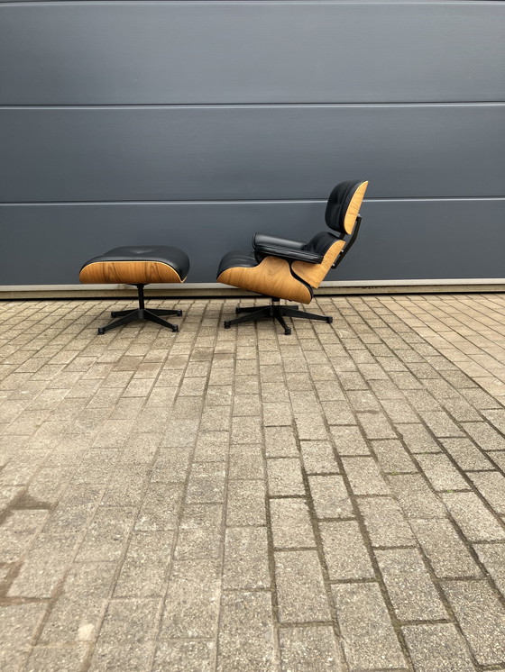 Image 1 of Vitra Eames Lounge chair + Ottoman de 2007, placage de noyer