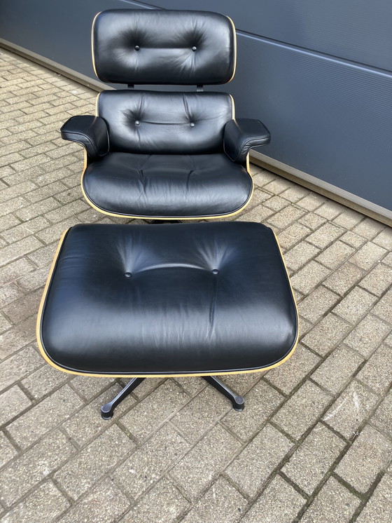 Image 1 of Vitra Eames Lounge chair + Ottoman from 2007, Walnut veneer