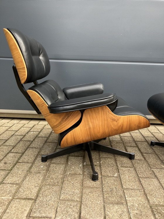 Image 1 of Vitra Eames Lounge chair + Ottoman de 2007, placage de noyer