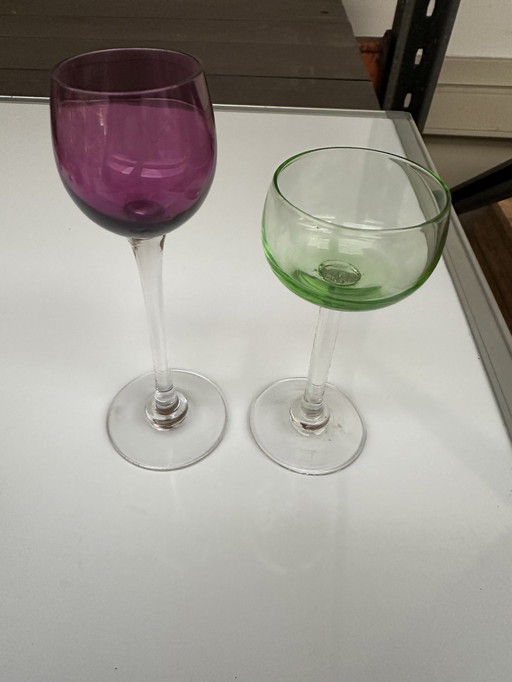 2 Old Baccarat liqueur glasses on feet - Green 10 cm - Bordeaux 13 cm