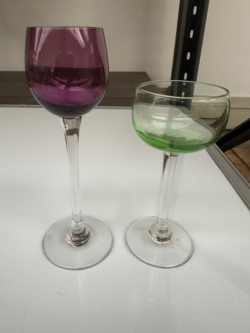 2 Old Baccarat liqueur glasses on feet - Green 10 cm - Bordeaux 13 cm