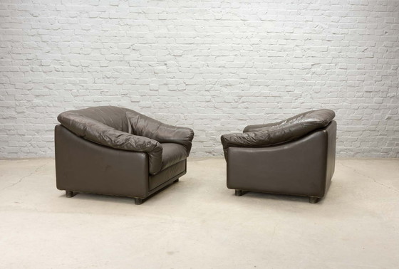 Image 1 of Confortables fauteuils de salon en cuir brun Leolux Seal, ensemble de deux. Pays-Bas, 1970.