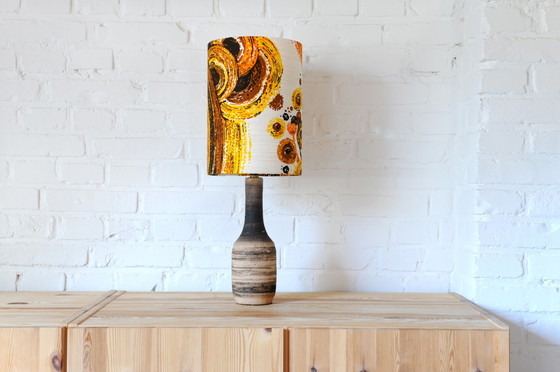 Image 1 of Base per lampada in ceramica vintage con nuovo paralume fatto a mano in tessuto vintage originale