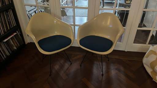 2x Eames Daw Chairs Fiberglass Herman Miller