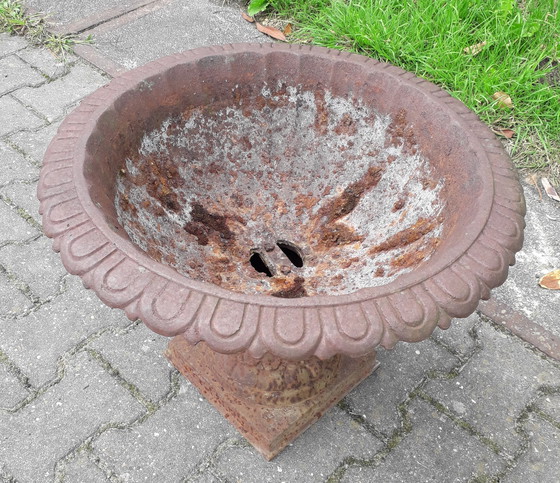 Image 1 of Brocante vase de jardin/louvre en fonte 52 cm de diamètre 42 cm de hauteur