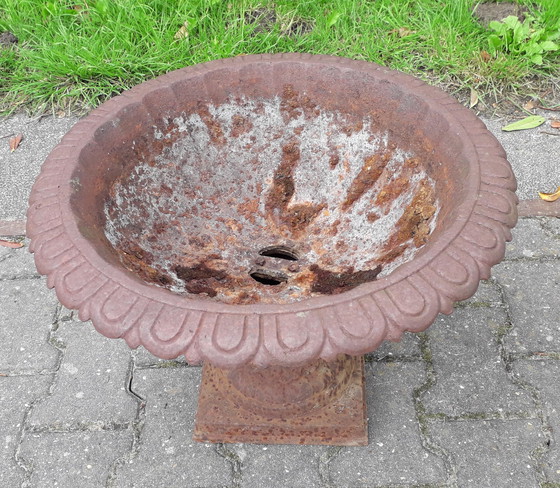 Image 1 of Brocante vase de jardin/louvre en fonte 52 cm de diamètre 42 cm de hauteur