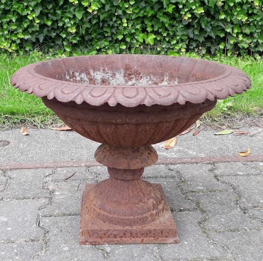 Brocante vase de jardin/louvre en fonte 52 cm de diamètre 42 cm de hauteur