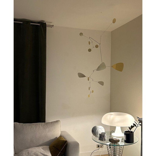 Vintage sculpture in solid brass with reflections of its petals