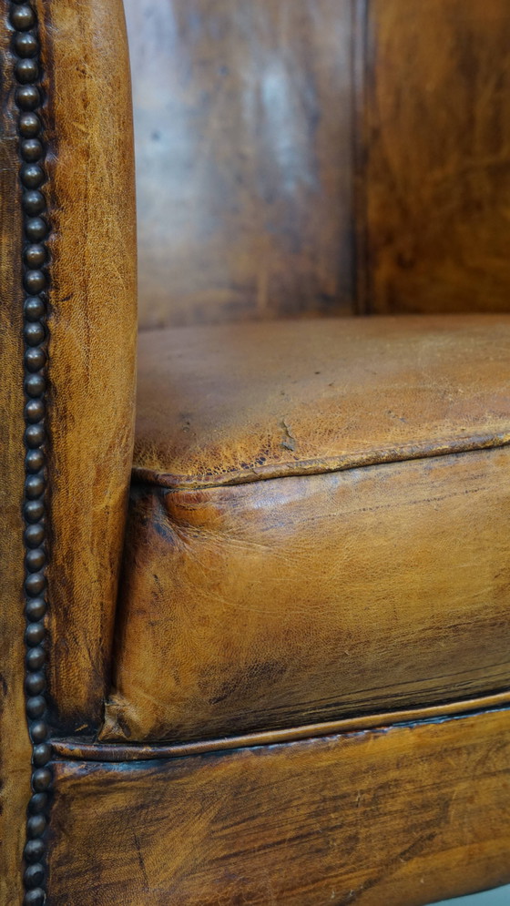 Image 1 of Poltrona club in pelle di pecora con borchie decorative