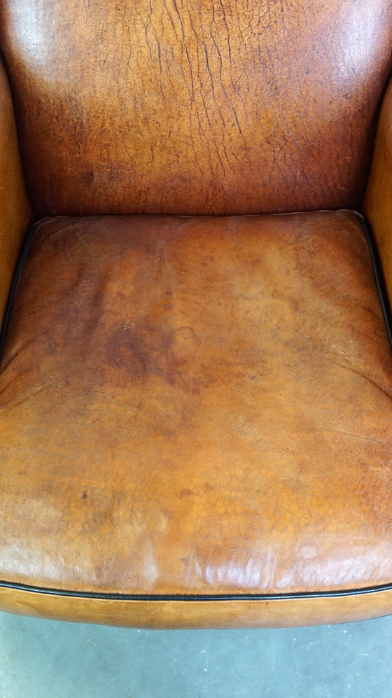 Image 1 of Fauteuil à oreilles en peau de mouton sur roulettes avant en laiton