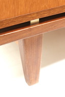 Armoire vintage avec partie suspendue et posée, fabriquée dans les années 1960