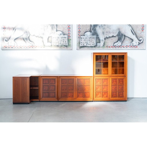 Mueble esquinero modular vintage de madera de cerezo con puertas de cristal y talladas, años 70