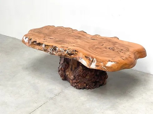 Table basse brutaliste en forme de tronc d'arbre