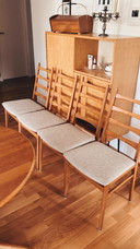 Mesa y sillas de madera maciza de mediados de siglo
