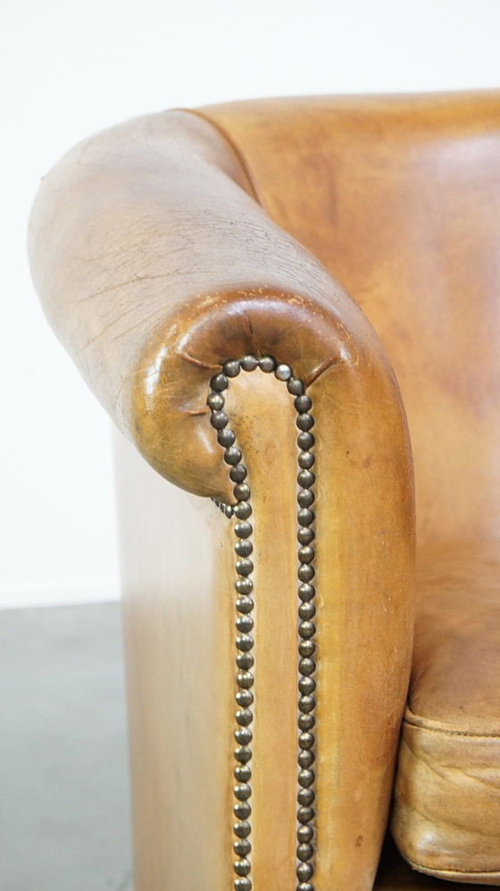 Image 1 of Poltrona Club in pelle di pecora rifinita con chiodi decorativi