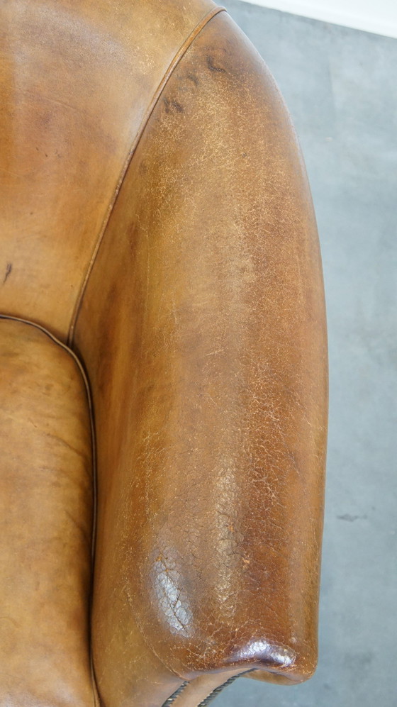 Image 1 of Poltrona Club in pelle di pecora rifinita con chiodi decorativi